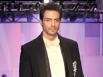pakistani and indian artists should be able to work together arjun rampal
