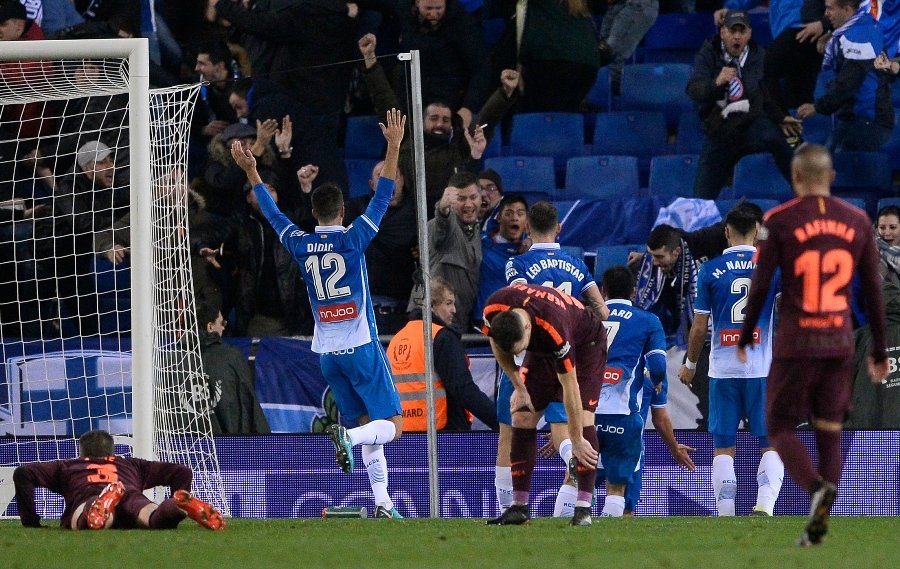 espanyol 039 s midfielder oscar melendo l celebrates a goal during the spanish 039 copa del rey 039 king 039 s cup quarter final first leg football match between rcd espanyol and fc barcelona at the rcde stadium in cornella de llobregat on january 17 2018 photo afp