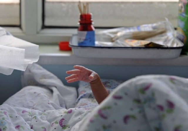 a baby stretches its hand from under a quilt at a local hospital in jiaxing zhejiang province october 25 2011 photo reuters a baby stretches its hand from under a quilt at a local hospital in jiaxing zhejiang province october 25 2011 photo reuters