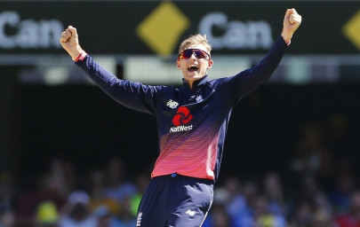 all round root makes it 2 0 to england