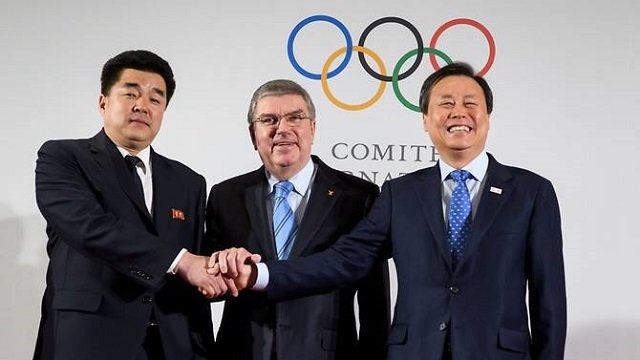 ioc president thomas bach centre poses with north korea 039 s sports minister and olympic committee president kim il guk left and south korean minister of culture sports and tourism do jong hwan at the ioc headquarters on jan 20 2018 photo afp