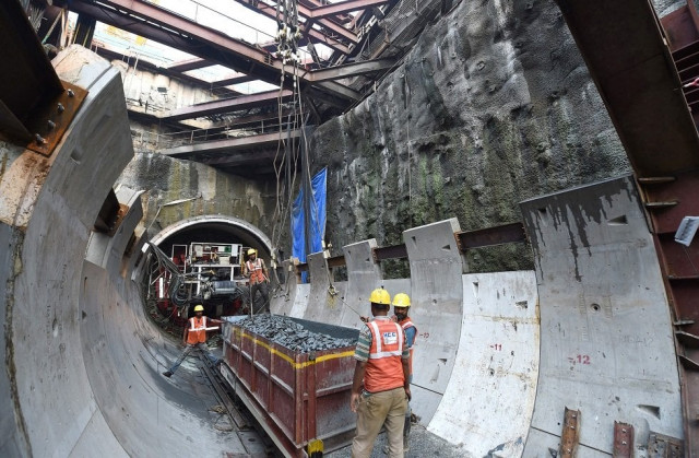 this picture taken on december 11 2017 shows workers preparing to lift up a load of rocks at a metro railway working site in mumbai the new underground metro is expected to ease the burden on mumbai 039 s notoriously congested roads and railways but not everybody in india 039 s sprawling financial capital is happy about the multi billion dollar project photo afp this picture taken on december 11 2017 shows workers preparing to lift up a load of rocks at a metro railway working site in mumbai the new underground metro is expected to ease the burden on mumbai 039 s notoriously congested roads and railways but not everybody in india 039 s sprawling financial capital is happy about the multi billion dollar project photo afp