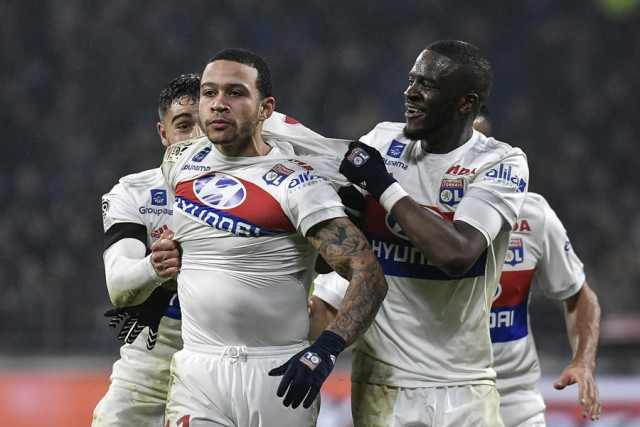 lyon 039 s dutch forward memphis depay c celebrates with teammates after scoring a goal during the french l1 football match between olympique lyonnais and paris saint germain psg at groupama stadium in decines charpieu on january 21 2018 photo afp lyon 039 s dutch forward memphis depay c celebrates with teammates after scoring a goal during the french l1 football match between olympique lyonnais and paris saint germain psg at groupama stadium in decines charpieu on january 21 2018 photo afp