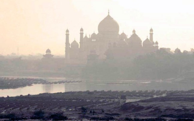 smog surrounds the aging taj mahal photo courtesy kamir smog surrounds the aging taj mahal photo courtesy kamir