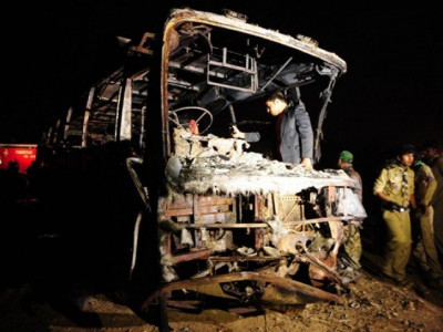 five killed 10 injured in truck coach collision in karachi five killed 10 injured in truck coach collision in karachi