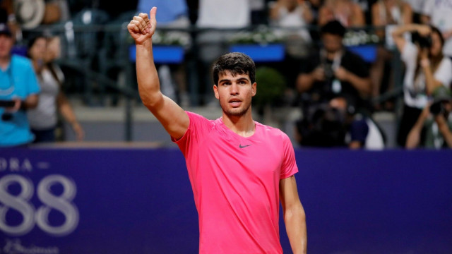 alcaraz makes winning return alcaraz makes winning return