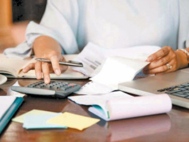 many foreign investors are believed to be borrowing from their domestic banks at lower interest rates 6 7 and investing in pakistan s t bills which offer a high rate of return 20 photo file many foreign investors are believed to be borrowing from their domestic banks at lower interest rates 6 7 and investing in pakistan s t bills which offer a high rate of return 20 photo file
