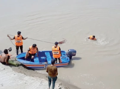 six kids missing after boat capsizes in canal six kids missing after boat capsizes in canal