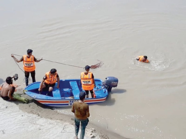 rescue workers search for the missing children in the canal photo express rescue workers search for the missing children in the canal photo express