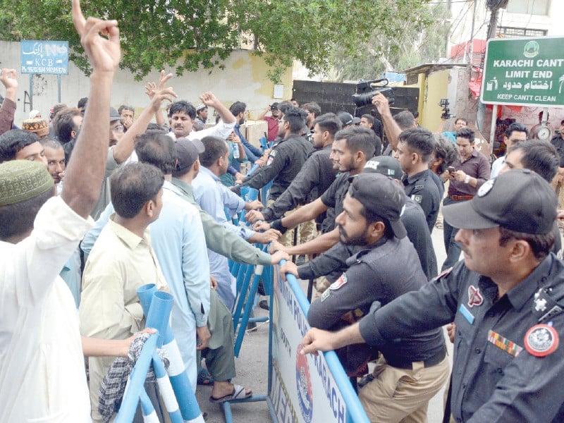 police officials stop protestors marching from karachi press club towards the cm house photo jalal qureshi express