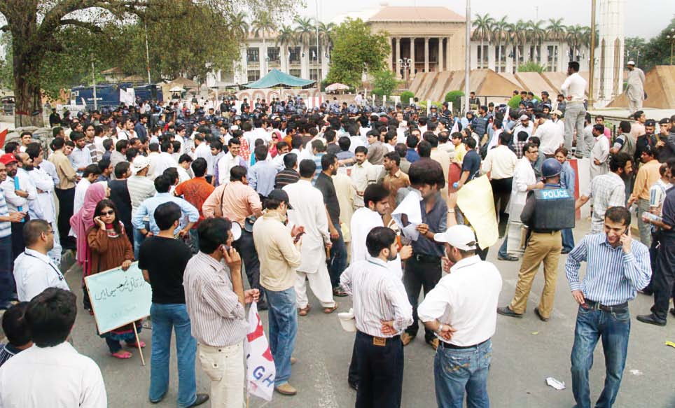 young doctors protesting in front of the punjab assembly photos express