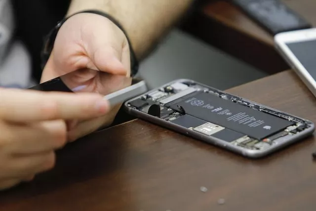 a worker checks an iphone in a repair store in new york february 17 2016 photo reuters a worker checks an iphone in a repair store in new york february 17 2016 photo reuters