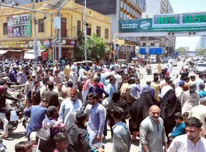 govt employees protest over pay freeze paralysing traffic