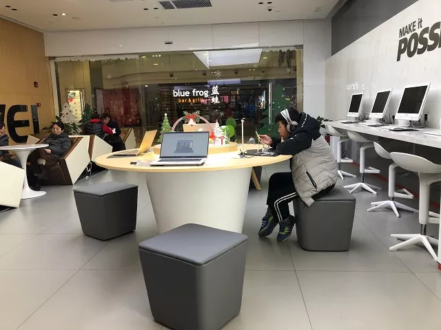 a young gentleman tries out huawei devices at an experience store in shanghai photo express a young gentleman tries out huawei devices at an experience store in shanghai photo express