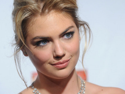 supermodel kate upton accuses guess co founder of sexual misconduct
