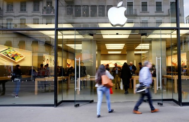 people walk in front of a branch of us technology company apple in zurich switzerland april 5 2016 photo reuters