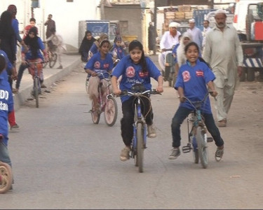 lyari girls cafe burka clad girls in lyari are taking to the streets with their bicycles lyari girls cafe burka clad girls in lyari are taking to the streets with their bicycles