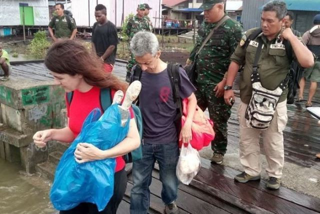 bbc journalist rebecca henschke left is escorted out of papua by the indonesian military photo courtesy abc bbc journalist rebecca henschke left is escorted out of papua by the indonesian military photo courtesy abc
