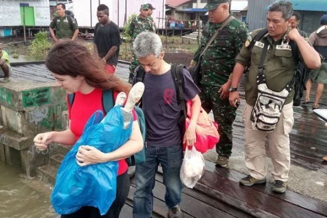 bbc journalist rebecca henschke left is escorted out of papua by the indonesian military photo courtesy abc