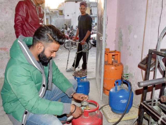 people get lpg cylinders filled photo mudassar raja express people get lpg cylinders filled photo mudassar raja express
