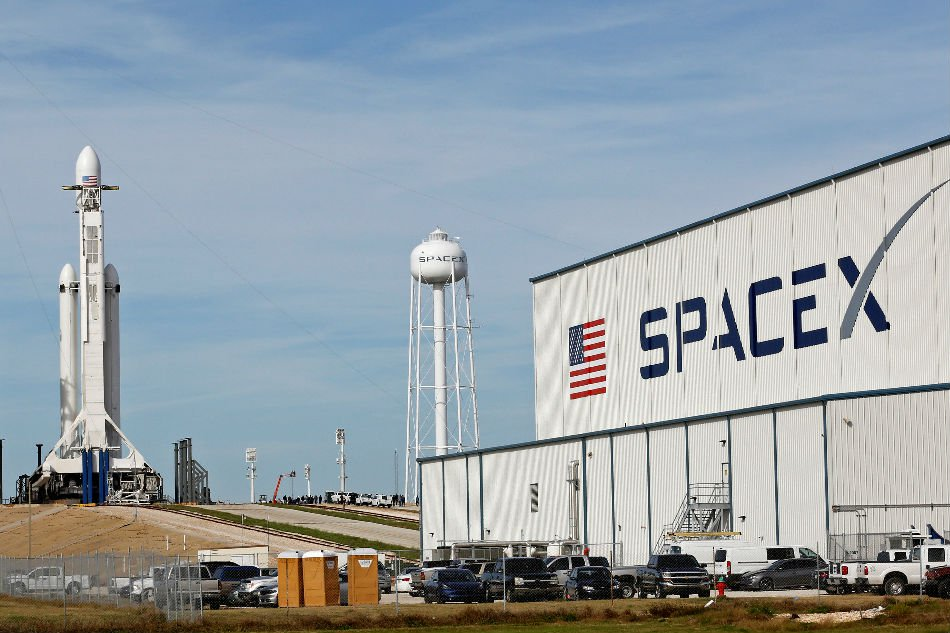 a spacex falcon heavy rocket stands on historic launch pad 39a as it is readied for its first demonstration flight at the kennedy space center in cape canaveral florida us photo reuters