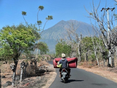 bali volcano evacuees allowed to return home as alert level lowered bali volcano evacuees allowed to return home as alert level lowered