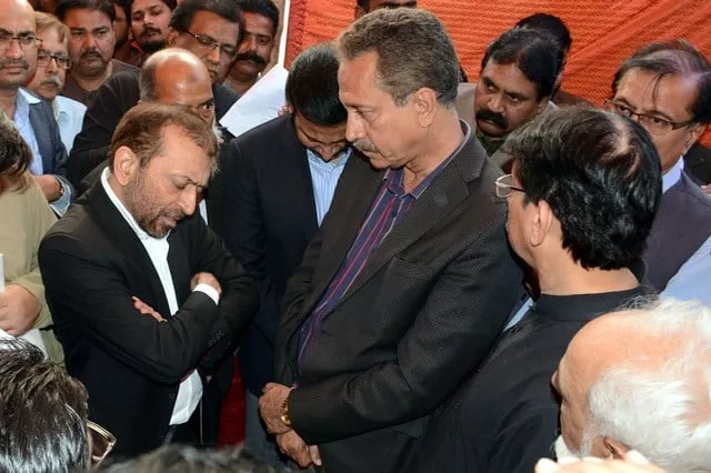 faisal subzwari cries as he and mayor wasim akhtar come face to face with farooq sattar who is heading the pib colony faction photo athar khan express faisal subzwari cries as he and mayor wasim akhtar come face to face with farooq sattar who is heading the pib colony faction photo athar khan express