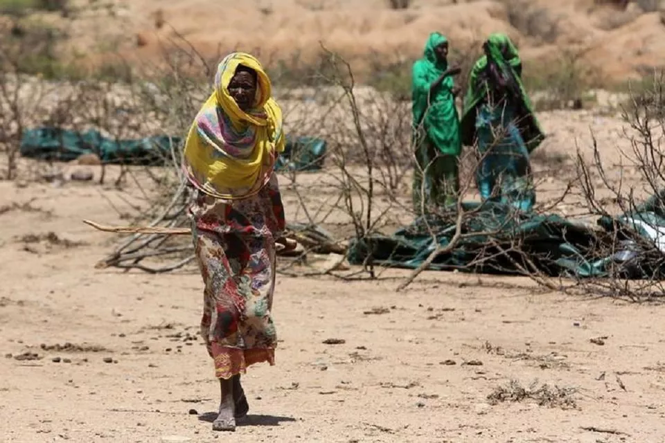 an internally displaced woman walks through a camp on the outskirts of the town of qol ujeed on the border with ethiopia somaliland april 17 2016 photo reuters an internally displaced woman walks through a camp on the outskirts of the town of qol ujeed on the border with ethiopia somaliland april 17 2016 photo reuters
