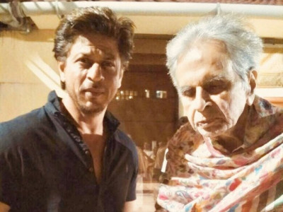 shah rukh khan s heartfelt visit to a frail looking dilip kumar