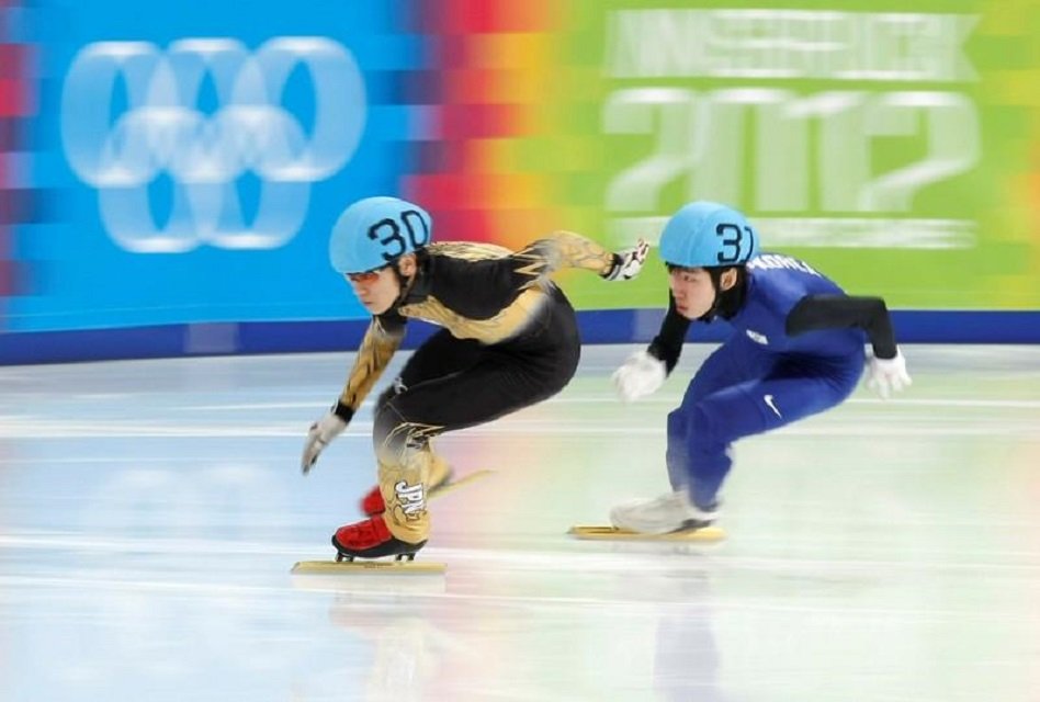 japan 039 s kei saito skates ahead of south korea 039 s lim hyo jun during the men 039 s 500m short track semi finals at the first winter youth olympic games in innsbruck january 19 2012 photo reuters