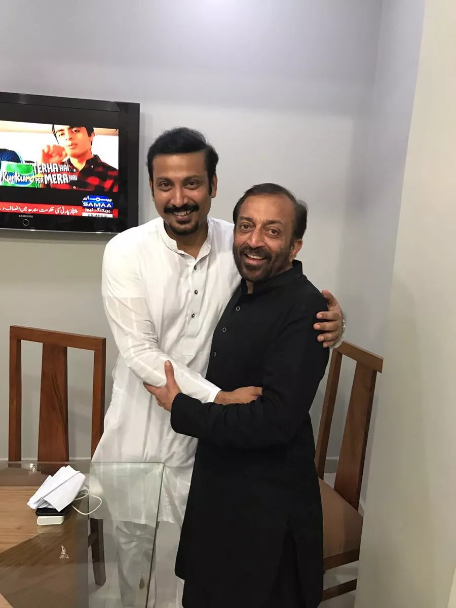 mqm p chief dr farooq sattar hugs faisal subzwari photo faisal subzwari twitter mqm p chief dr farooq sattar hugs faisal subzwari photo faisal subzwari twitter