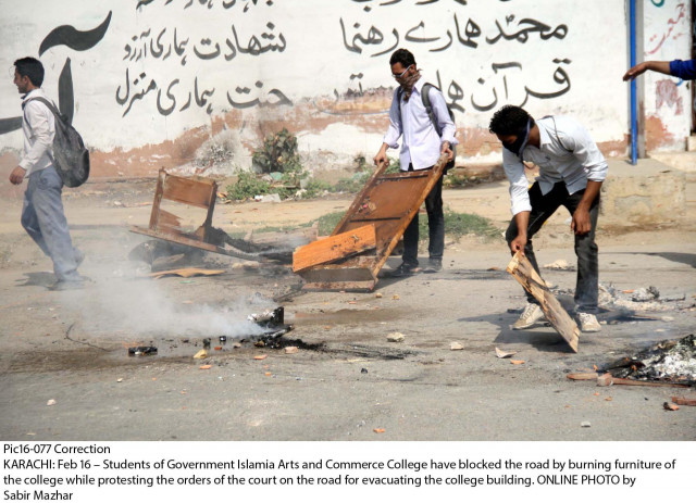 students of the college brandished sticks and threw stones to stop the police and bailiff from approaching the college gate photo online students of the college brandished sticks and threw stones to stop the police and bailiff from approaching the college gate photo online