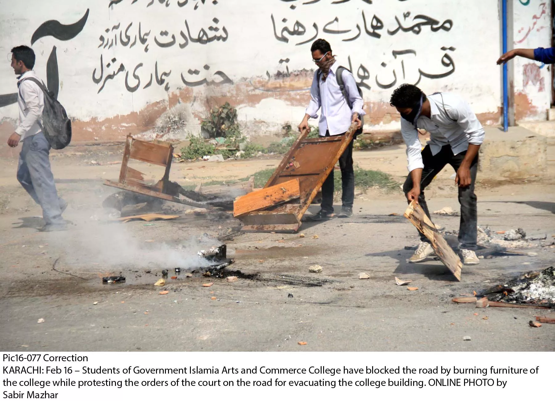 students of the college brandished sticks and threw stones to stop the police and bailiff from approaching the college gate photo online students of the college brandished sticks and threw stones to stop the police and bailiff from approaching the college gate photo online