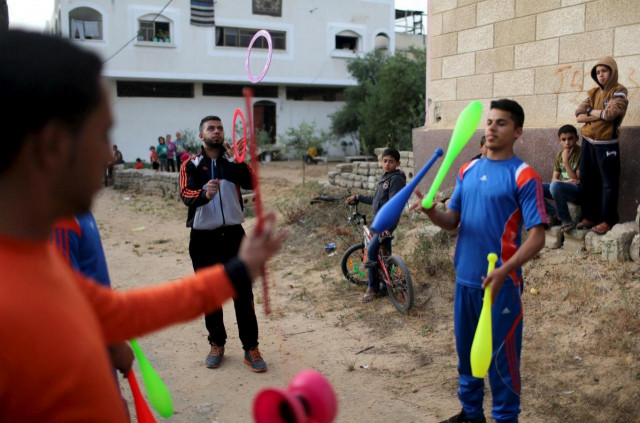 members of gaza circus practice juggling with clubs and rings in the northern gaza strip photo reuters members of gaza circus practice juggling with clubs and rings in the northern gaza strip photo reuters