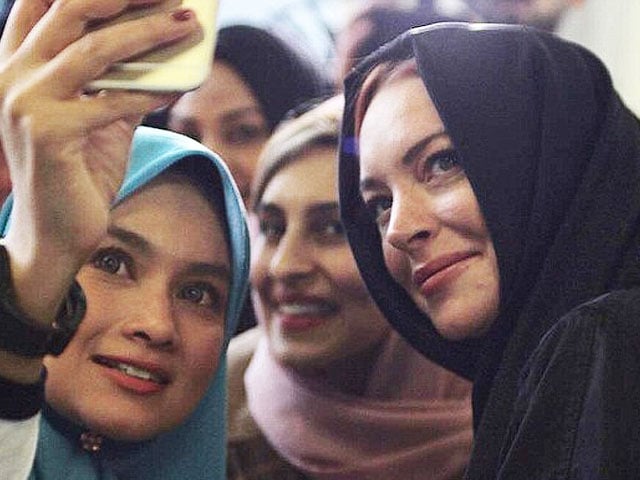 lindsay lohan once again sparks rumours of converting to islam