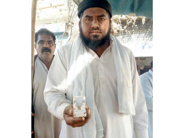 bilal holds the diamond ring photo online bilal holds the diamond ring photo online