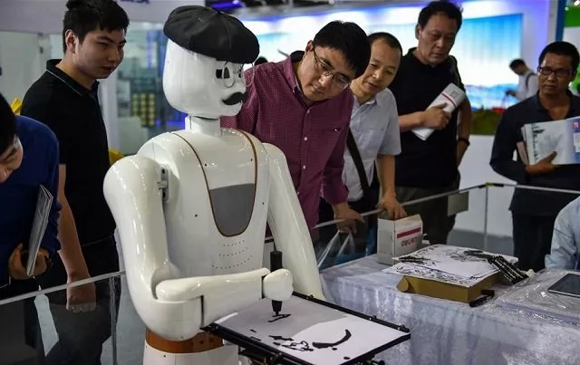 people watch a robot painting demonstration during the 19th china hi tech fair in shenzhen south china 039 s guangdong province november 16 2017 photo xinhuanet people watch a robot painting demonstration during the 19th china hi tech fair in shenzhen south china 039 s guangdong province november 16 2017 photo xinhuanet