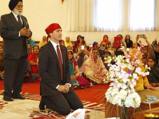 canadian prime minister justin trudeau kneels as he arrives at the gurdwara sahib ottawa sikh society