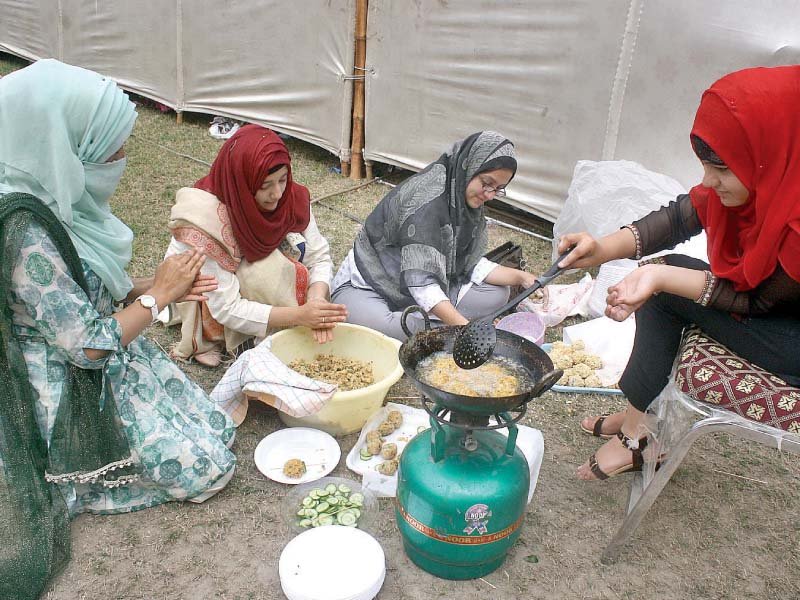 students prepare food items during nutrition mela at uaf photo inp