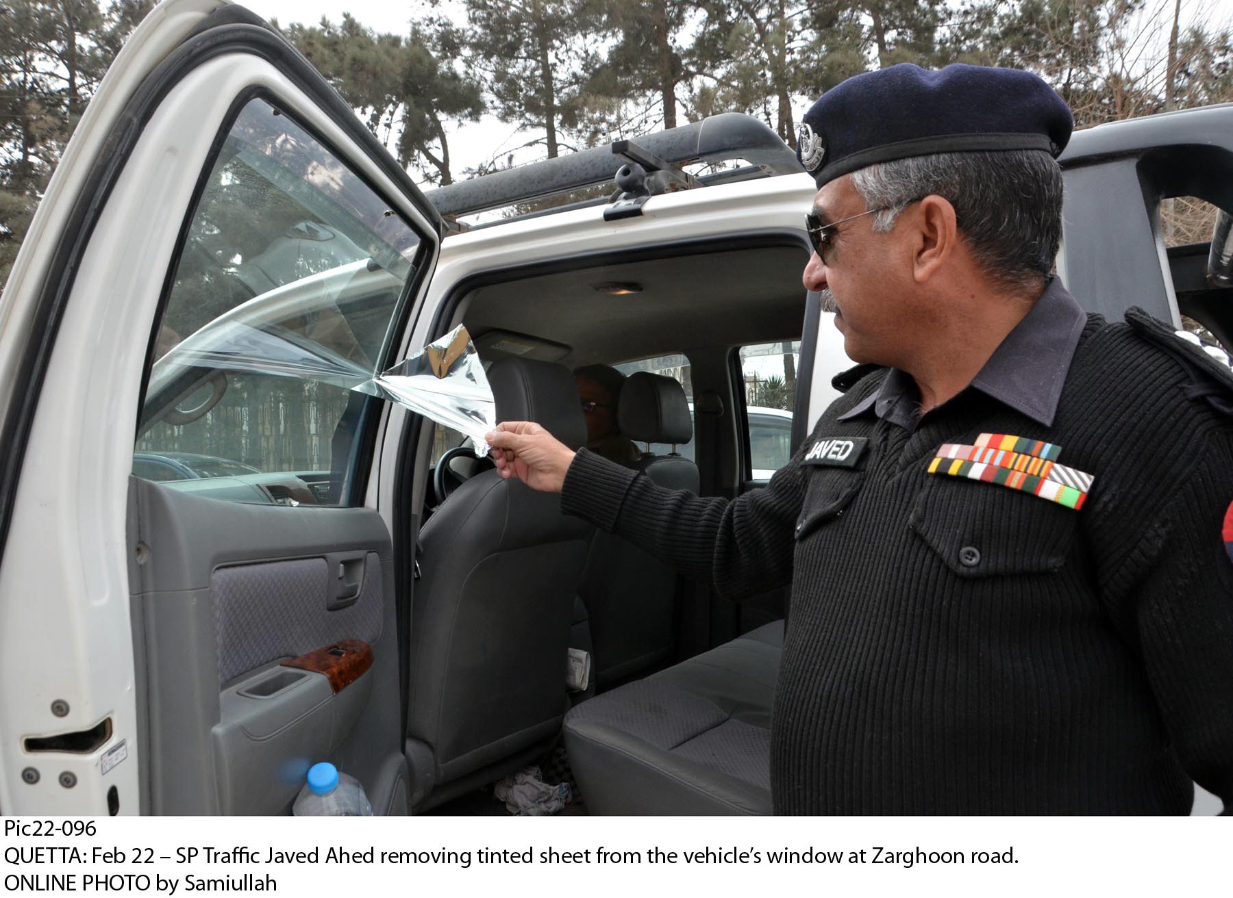 traffic superintendent of police javed ahad removing tint from a vehicle 039 s window on zarghoon road in quetta photo online