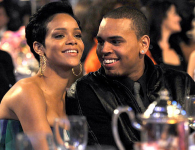 chris brown gifts a diamond chain to ex girlfriend rihanna chris brown gifts a diamond chain to ex girlfriend rihanna
