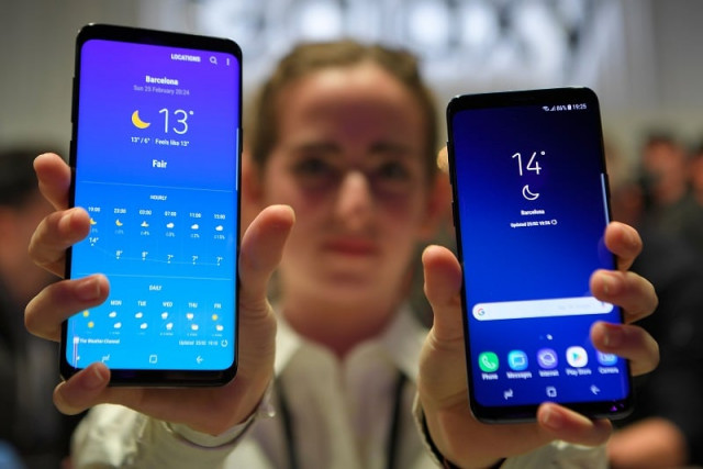 a hostess shows up samsung 039 s new s9 r and s9 plus devices after a presentation ceremony at the mobile world congress in barcelona spain february 25 2018 photo reuters a hostess shows up samsung 039 s new s9 r and s9 plus devices after a presentation ceremony at the mobile world congress in barcelona spain february 25 2018 photo reuters
