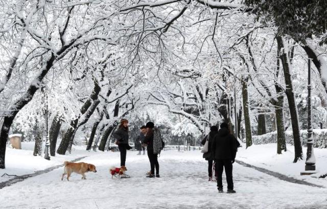 people walk at villa borghese during a heavy snowfall in rome italy february 26 2018 photo reuters