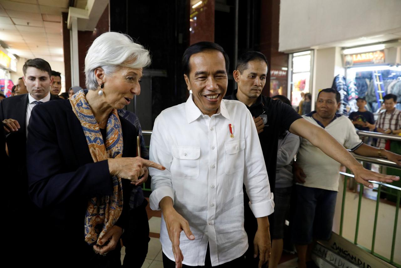 international monetary fund managing director christine lagarde l and indonesian president joko widodo leave tanah abang market following their visit in jakarta indonesia february 26 2018 photo reuters