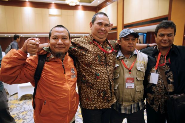 former indonesian militant toni togar sarinah jakarta bomb victims denny mahieu former militant ramses and ramli pose for a photo after a meeting between former militants and victims in jakarta indonesia photo reuters