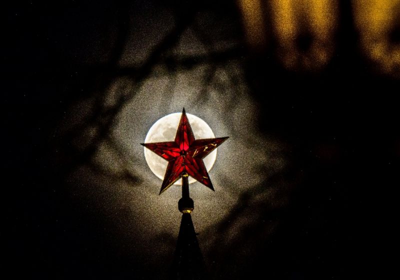 the full moon rises behind one of the kremlin 039 s ruby stars in moscow photo afp