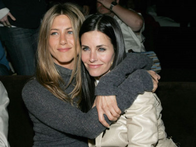 jennifer aniston relies on her friends to get through her second divorce jennifer aniston relies on her friends to get through her second divorce