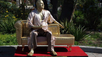 harvey weinstein casting couch statue debuts in la harvey weinstein casting couch statue debuts in la
