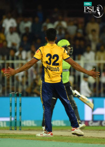 peshawar zalmi thrash lahore qalandars in psl3