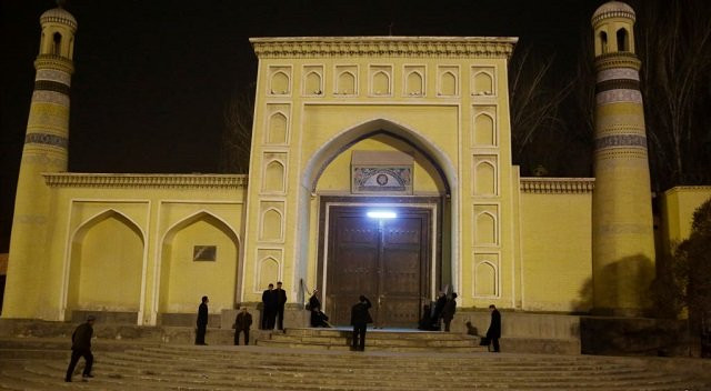 men stand outside the id kah mosque before morning prayers in kashgar xinjiang uighur autonomous region china photo reuters men stand outside the id kah mosque before morning prayers in kashgar xinjiang uighur autonomous region china photo reuters